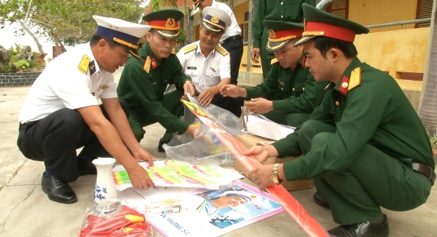 Vorbereitung auf Geschenke und Hilfsgüter für Bewohner auf Spratly-Inseln